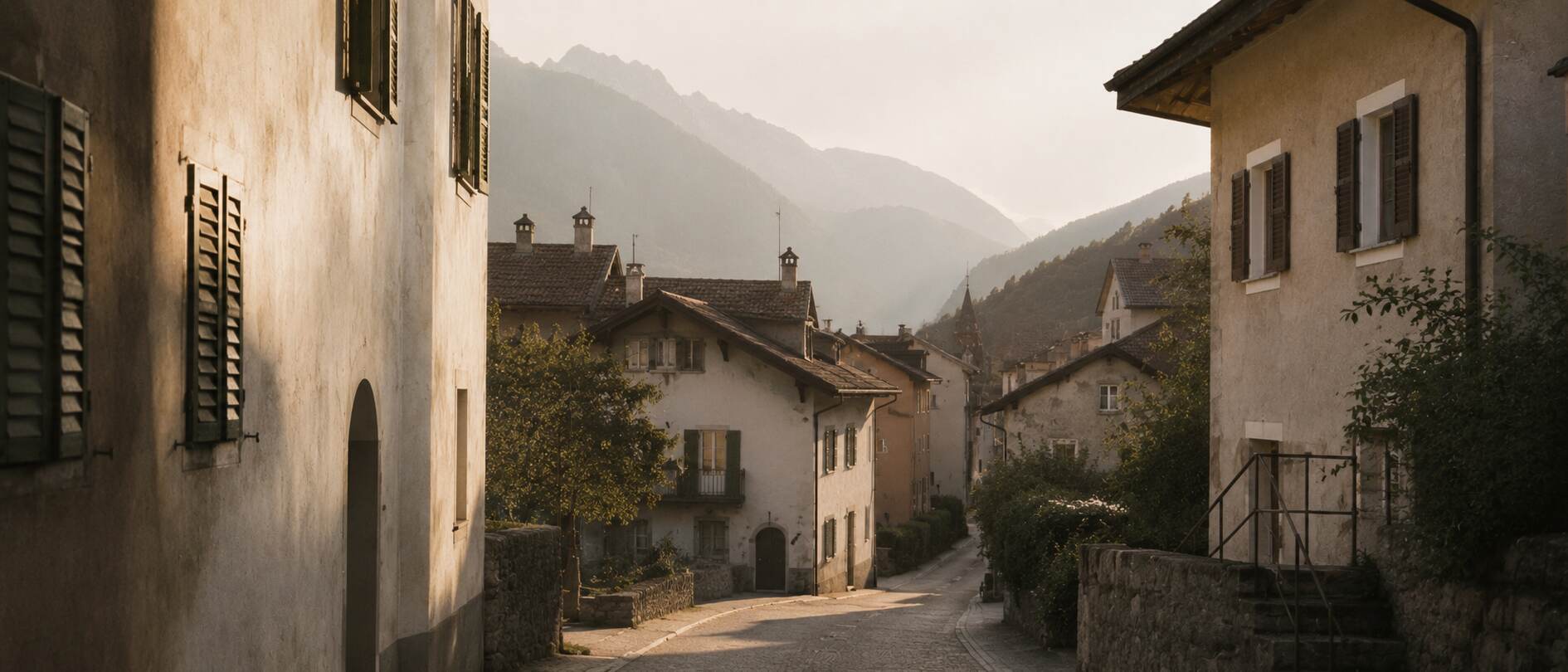Gasse mit Wohnhäusern in einer Südtiroler Ortschaft vor Bergen